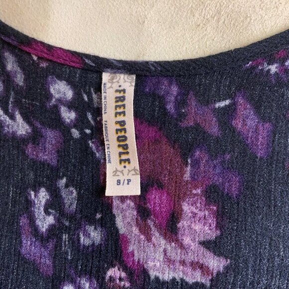 Free People Women's size 8P Sleeveless Dark Blue/Pink floral Racerback Pull on - Picture 9 of 14